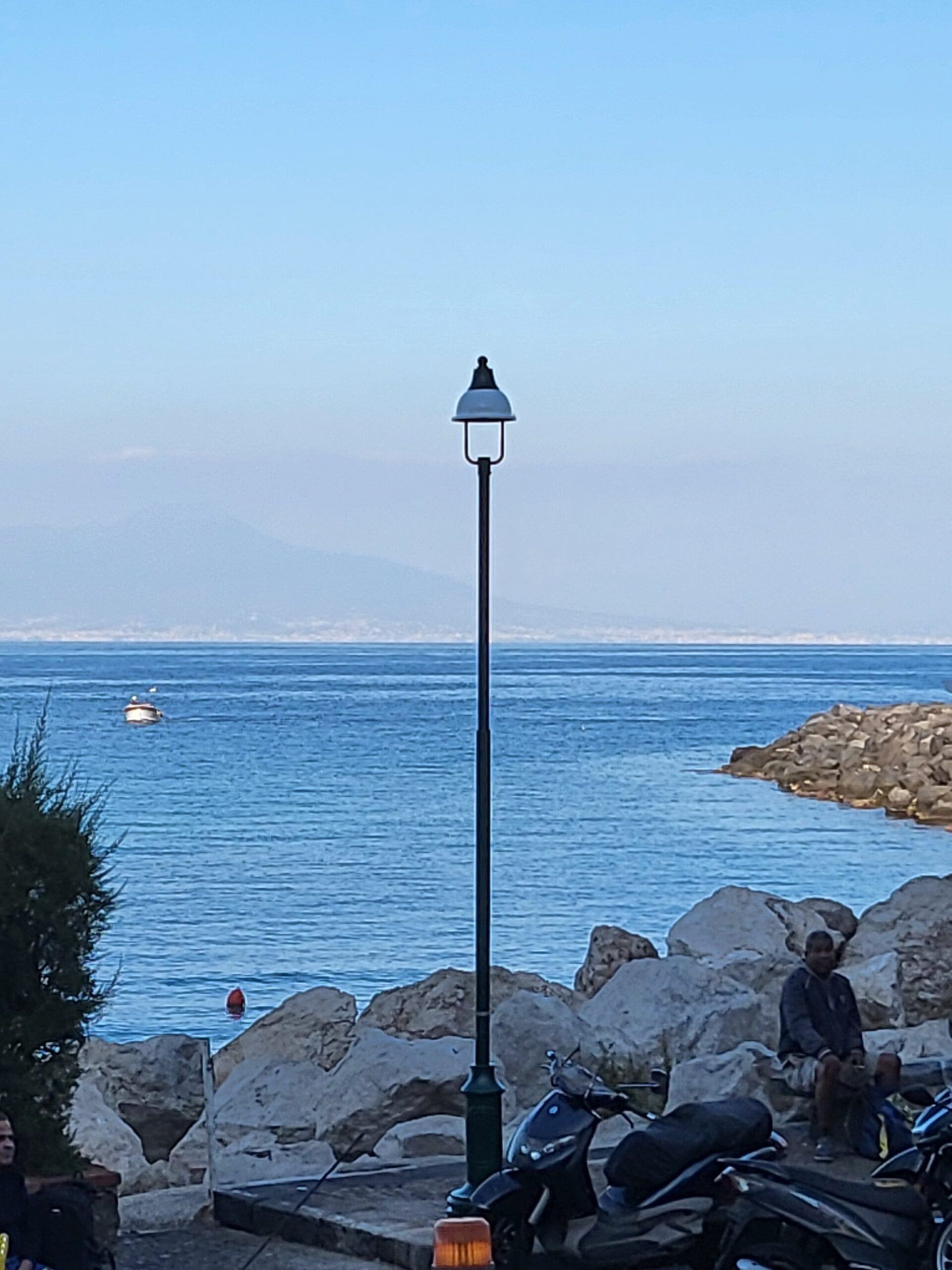 Nuovo palo di illuminazione installato sul lungomare di Capri
