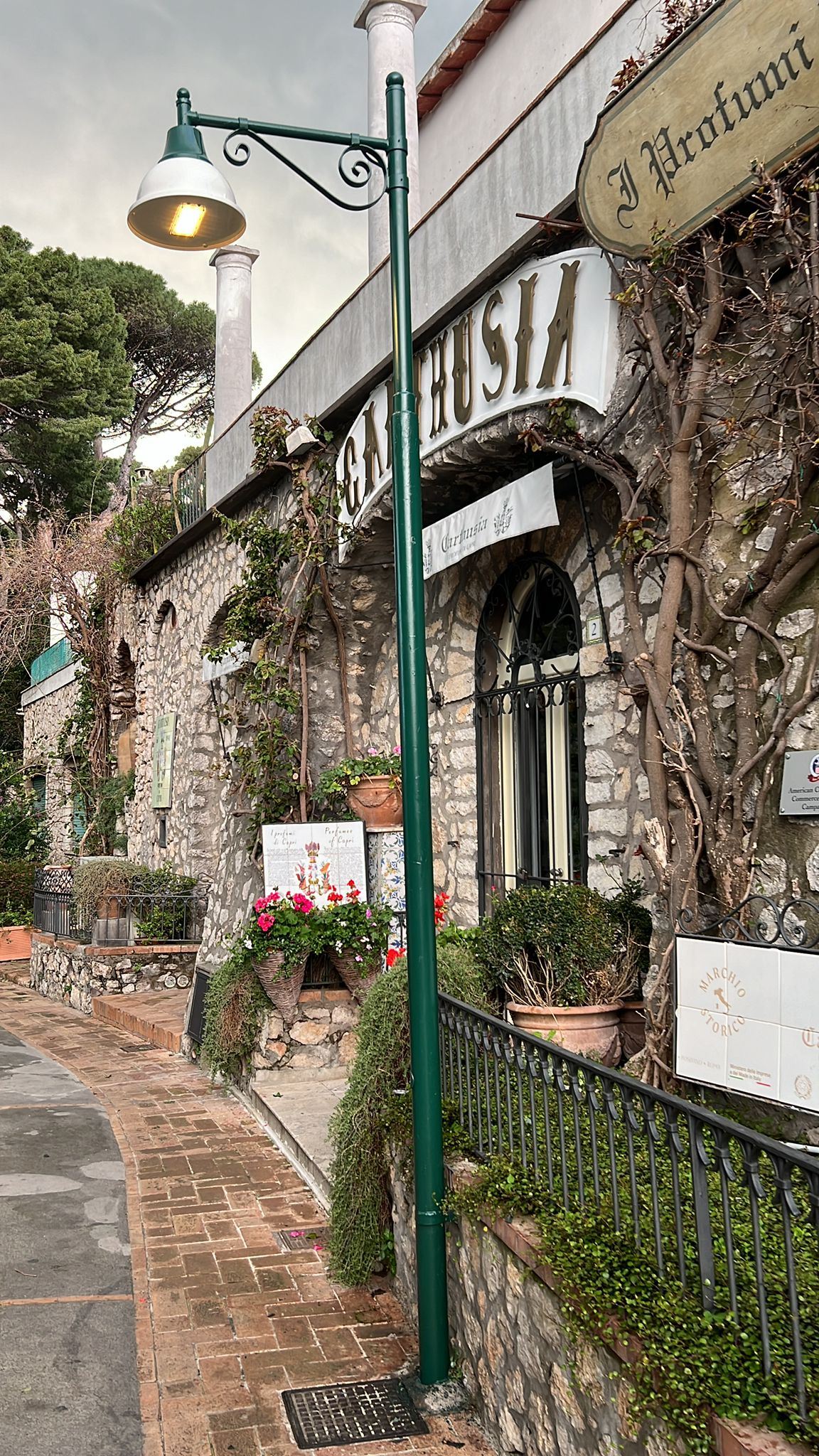 Nuovo palo con braccio decorativo acceso in una via del centro di Capri