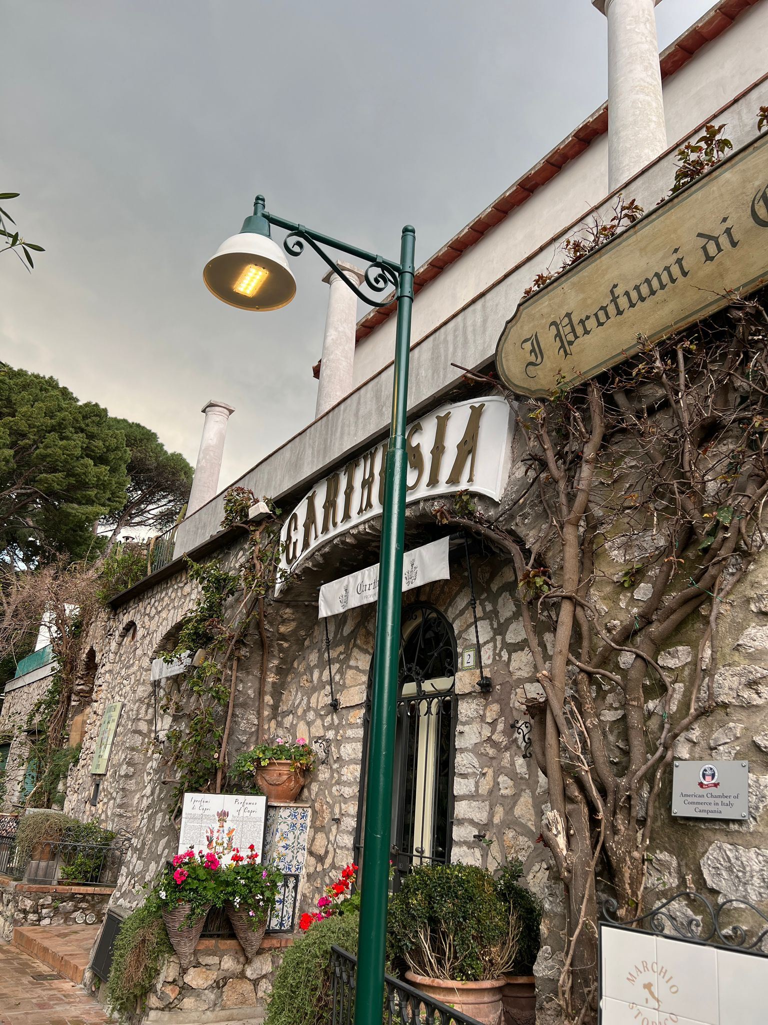 Punto luce a LED su palo con braccio decorativo in Via Matteotti a Capri