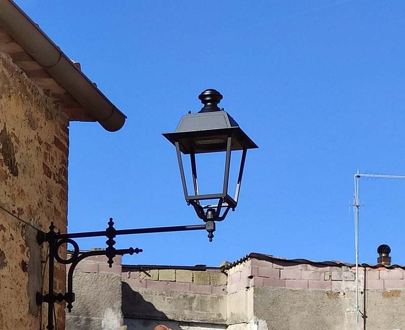 Lanterna a LED su mensola a muro in un borgo di Civitella Paganico