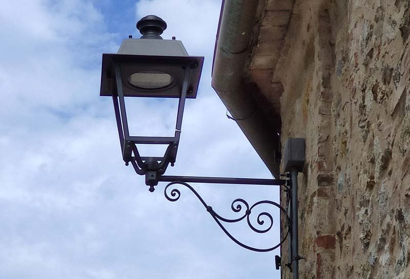 Lanterna a LED su mensola decorata fissata a una facciata in pietra