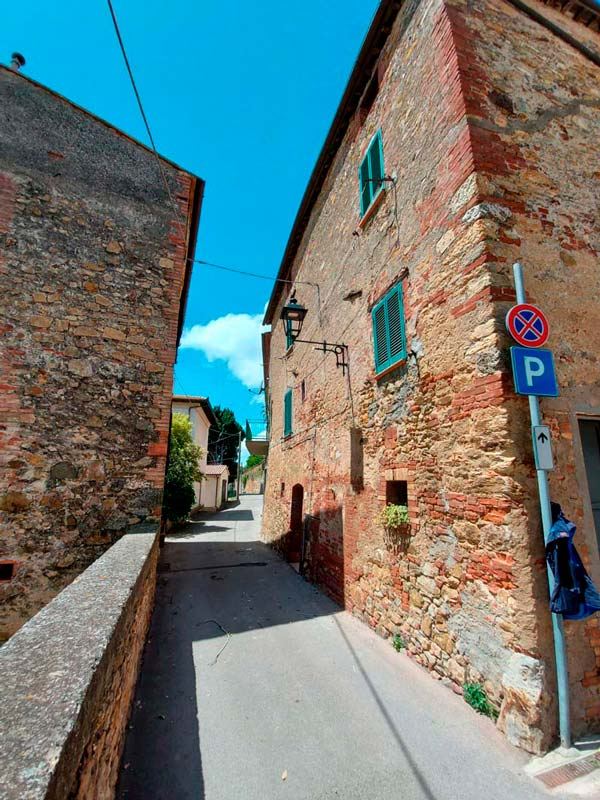 Vicolo di un borgo di Civitella Paganico con le nuove lanterne a muro