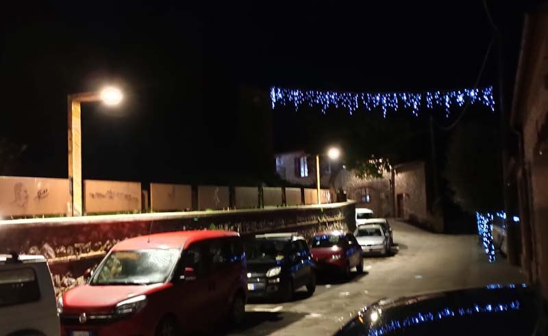Strada illuminata di notte dalle nuove armature LED