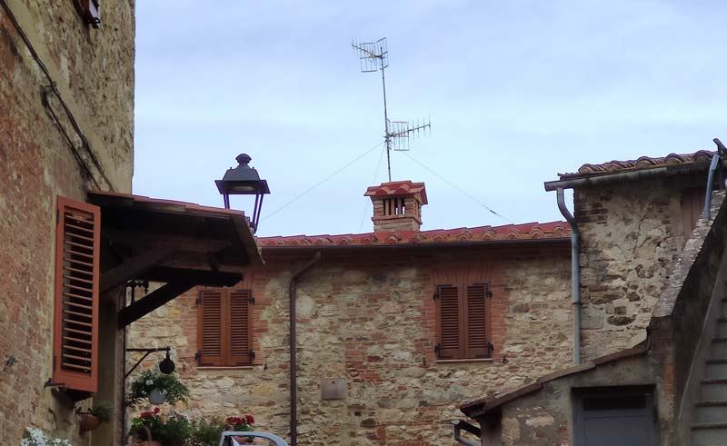 Lanterna a muro tra le case in pietra del centro storico