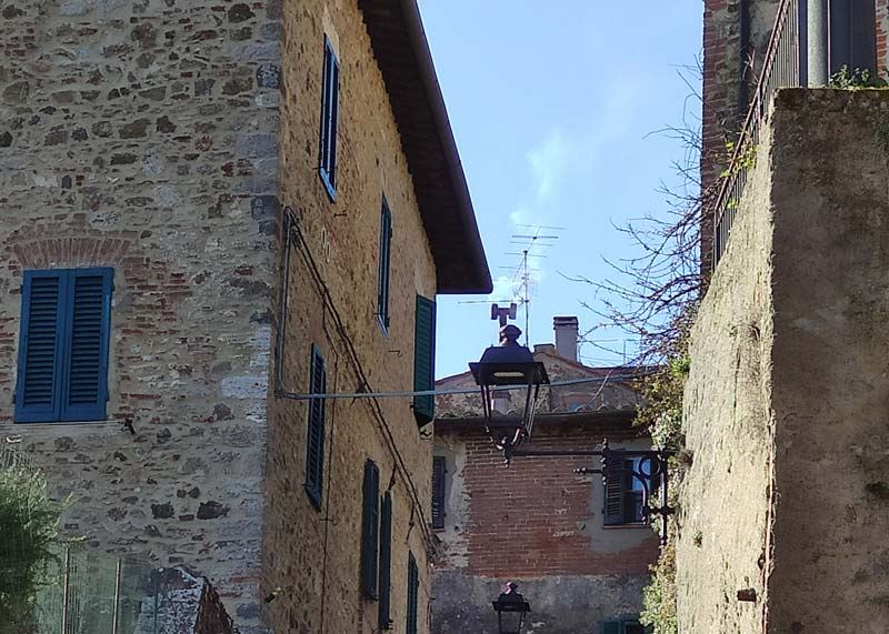 Scorcio del borgo con le lanterne installate sulle facciate