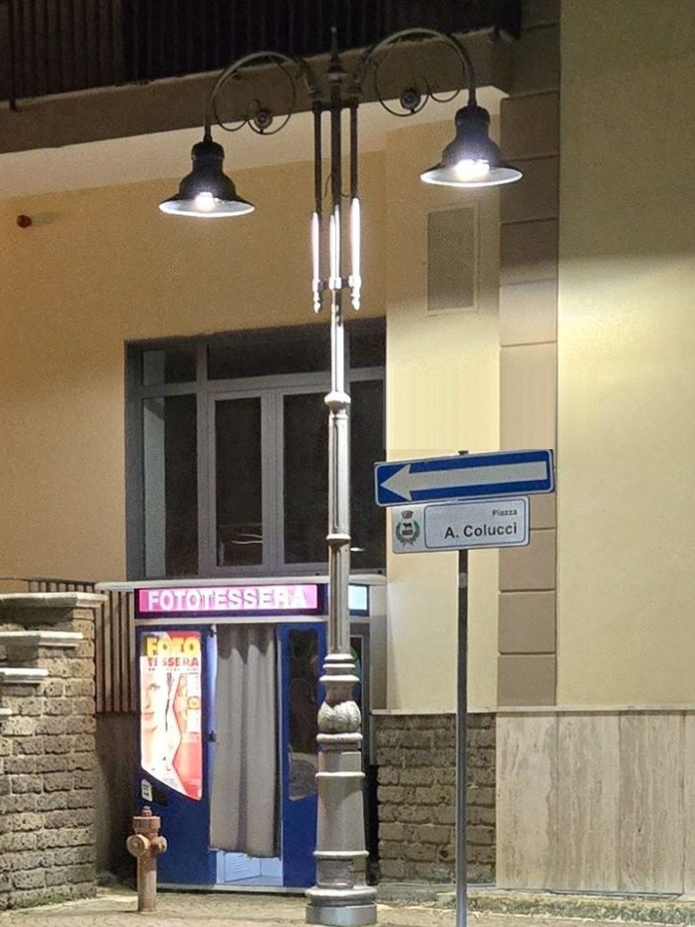 Nuovo lampione a LED installato da Saga Service davanti al municipio, dopo l'intervento