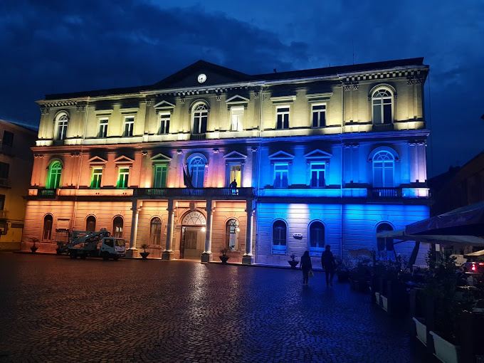 Facciata di un municipio valorizzata con illuminazione scenografica a colori