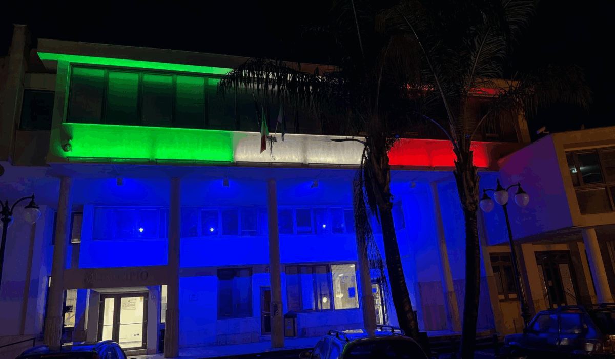 Facciata del Municipio di Liveri illuminata con i colori della bandiera italiana