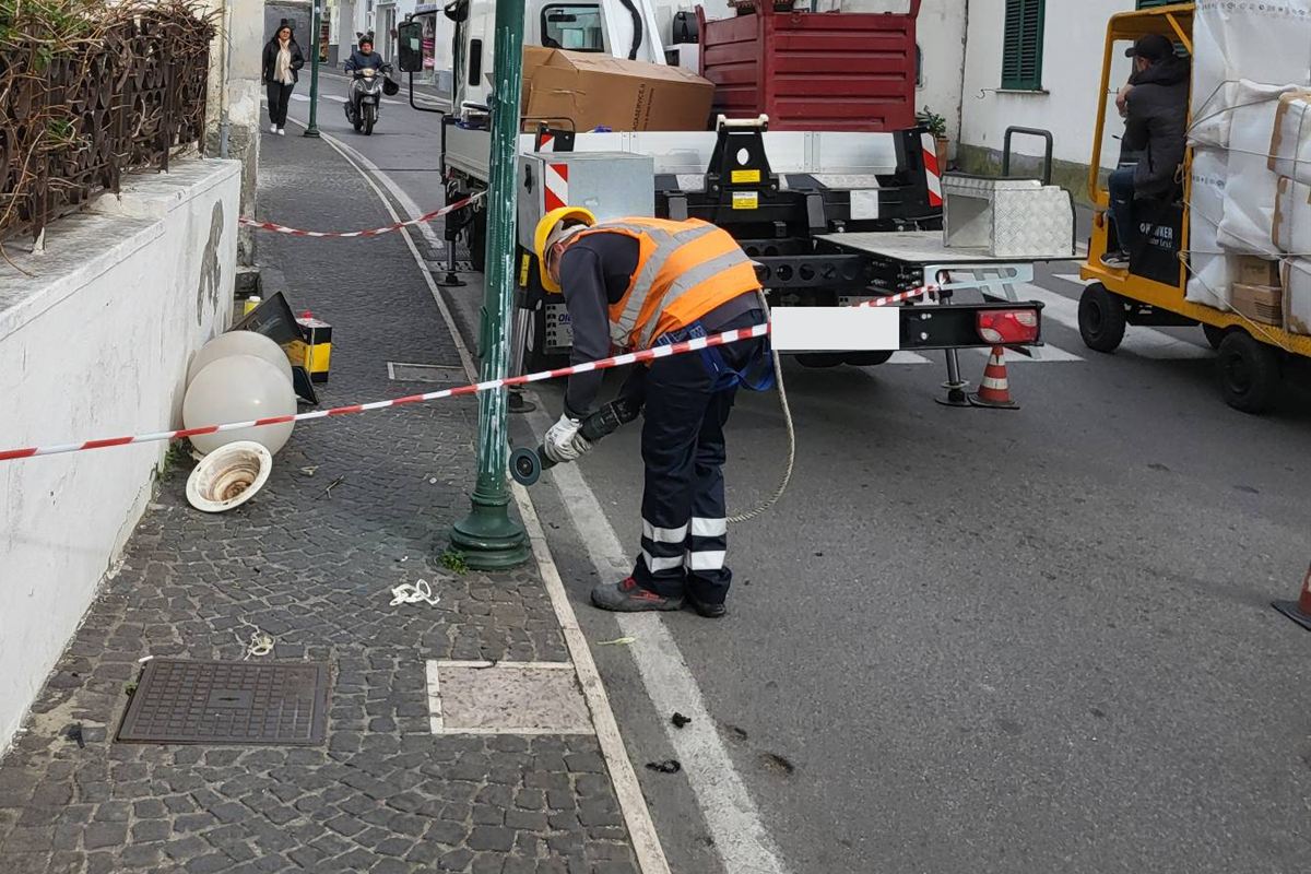 Intervento di manutenzione su un palo di pubblica illuminazione