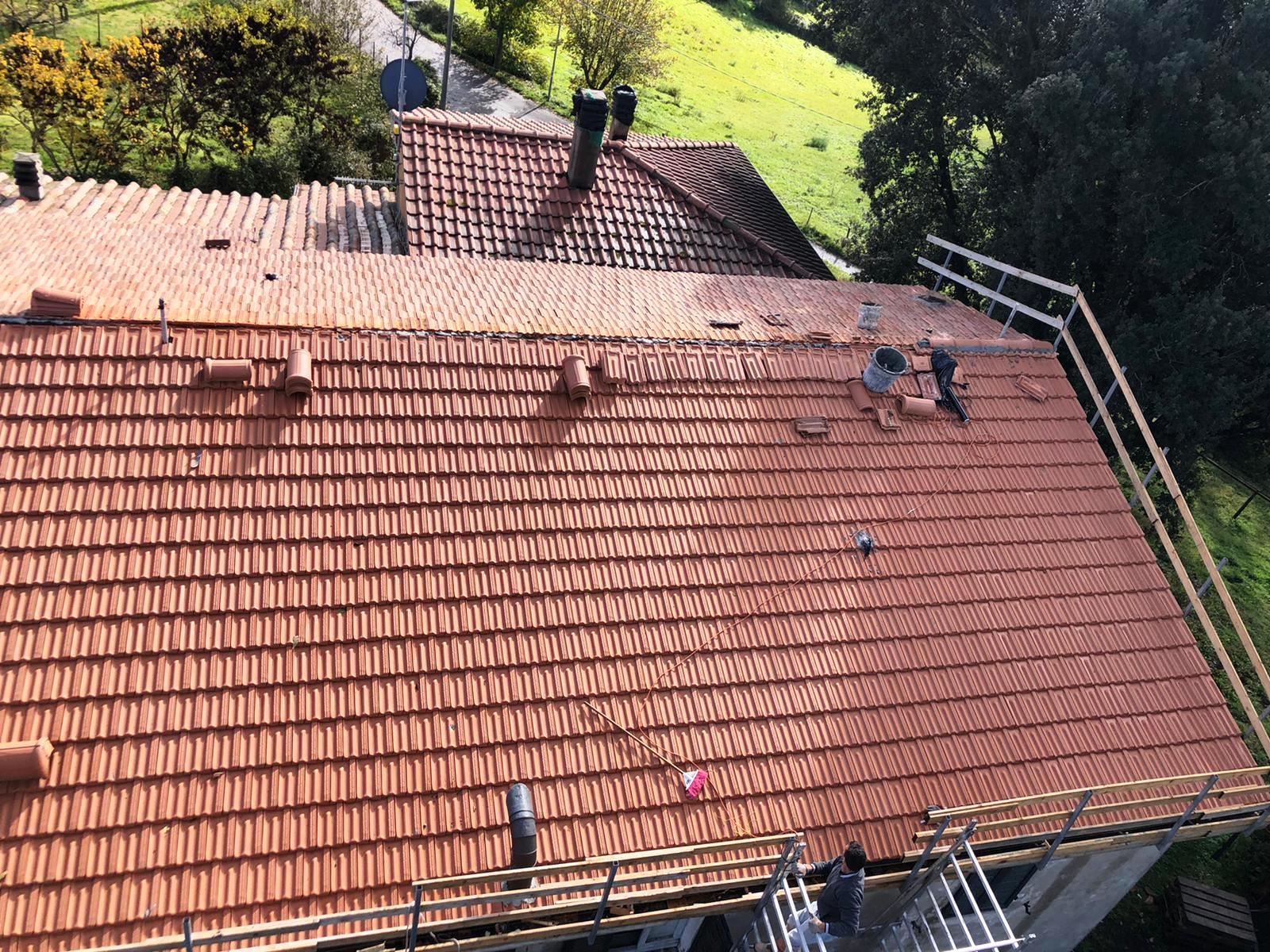 Nuovo manto di copertura in tegole di un edificio comunale a Murci