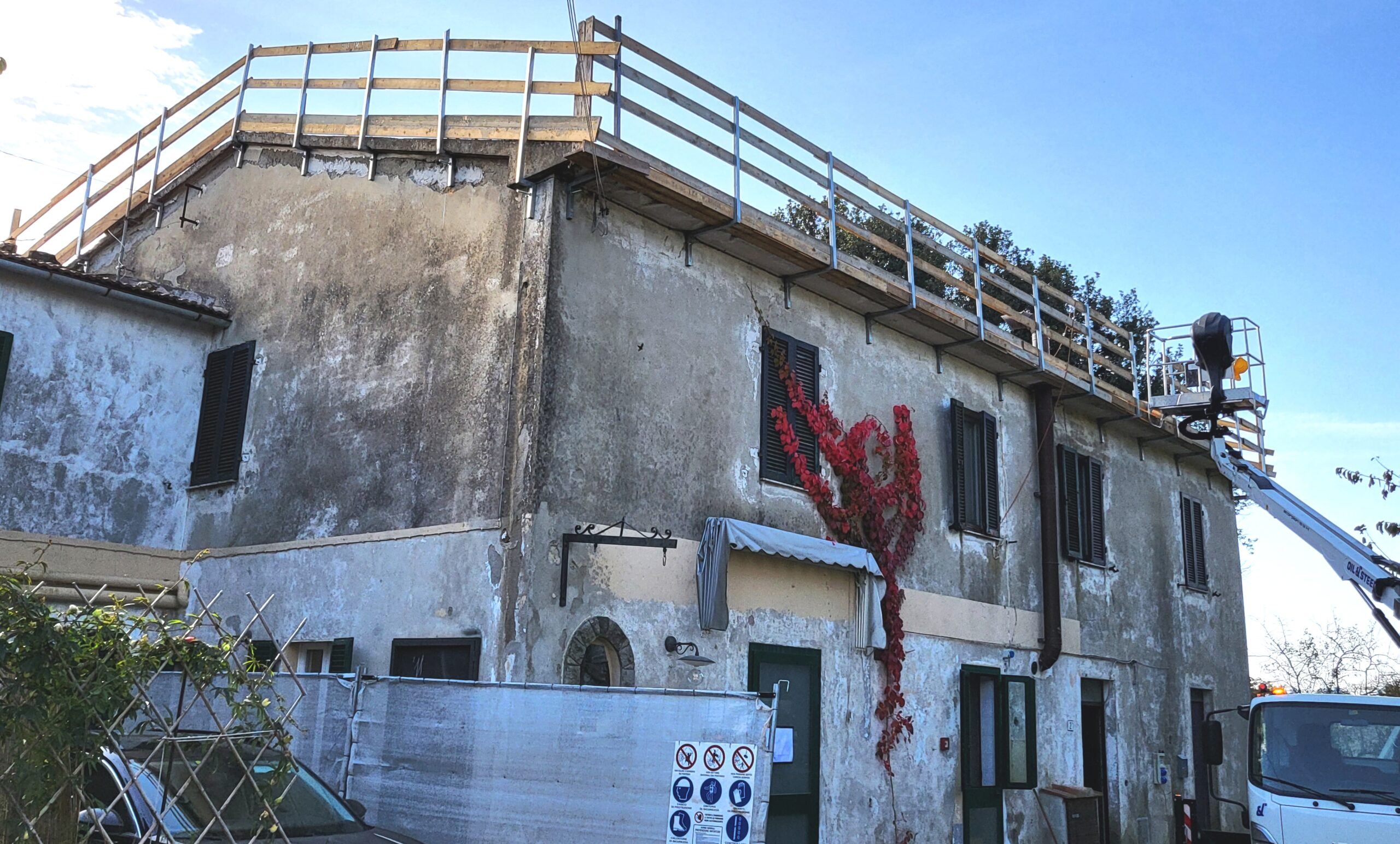 Edificio comunale di Murci con il ponteggio e l'area di cantiere