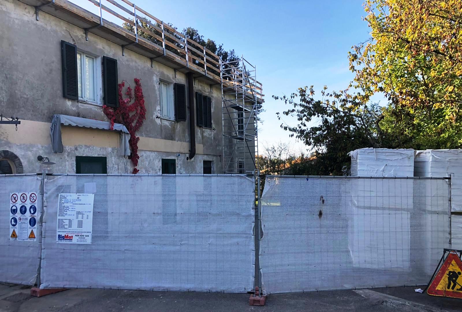 Recinzione di cantiere davanti all'edificio comunale