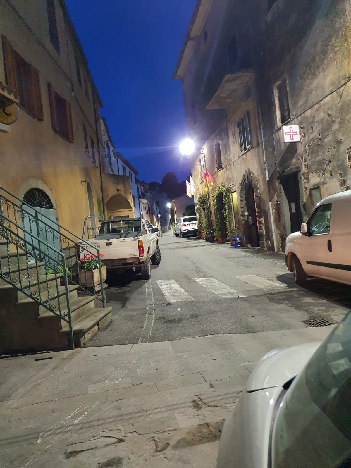 Strada del centro di Scansano illuminata a LED al crepuscolo