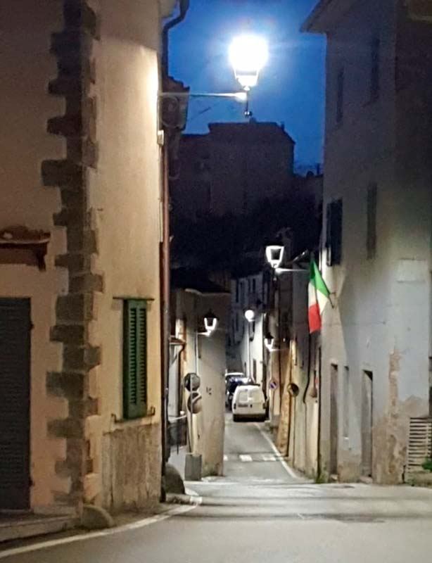 Vicolo del centro storico di Scansano con la nuova illuminazione