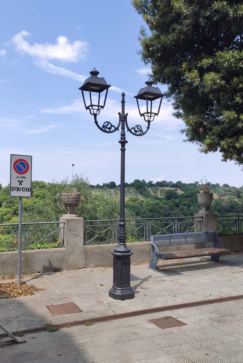Palo artistico in ghisa a due luci installato a Scansano