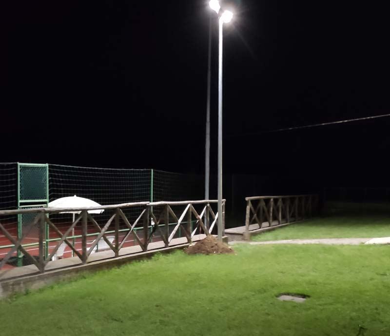 Area sportiva illuminata di notte con le nuove armature LED