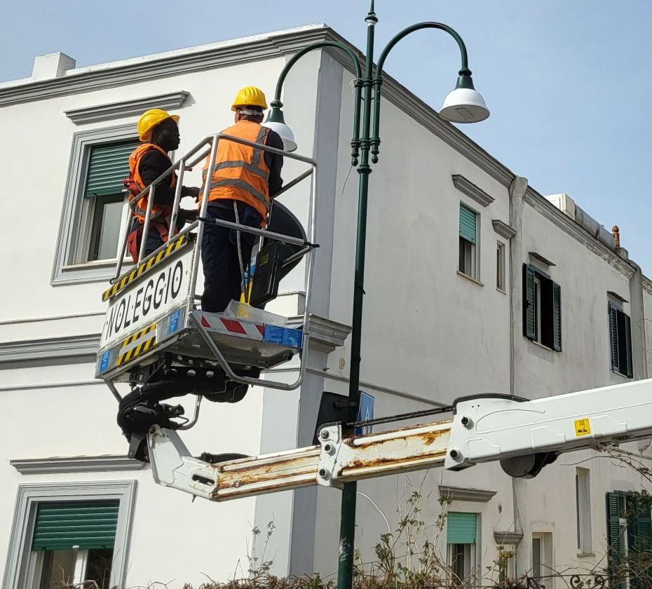 Tecnici Saga Service su piattaforma aerea durante la sostituzione di un corpo illuminante